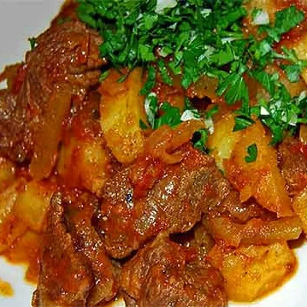 Азу по-татарски с солеными огурцами. Азу по татарски. Азу татарская кухня. Азу татарская кухня. Классический рецепт азу по татарски из говядины.