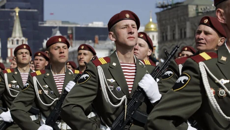 Солдаты на параде. Русские солдаты на параде. Российский солдат на параде. Российская армия парад.