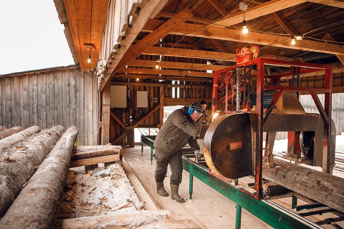 Рамщик на пилораму. Лыченская пилорама. Лесопильная мельница. Пилорама плр 1г. Производители пиломатериалов.