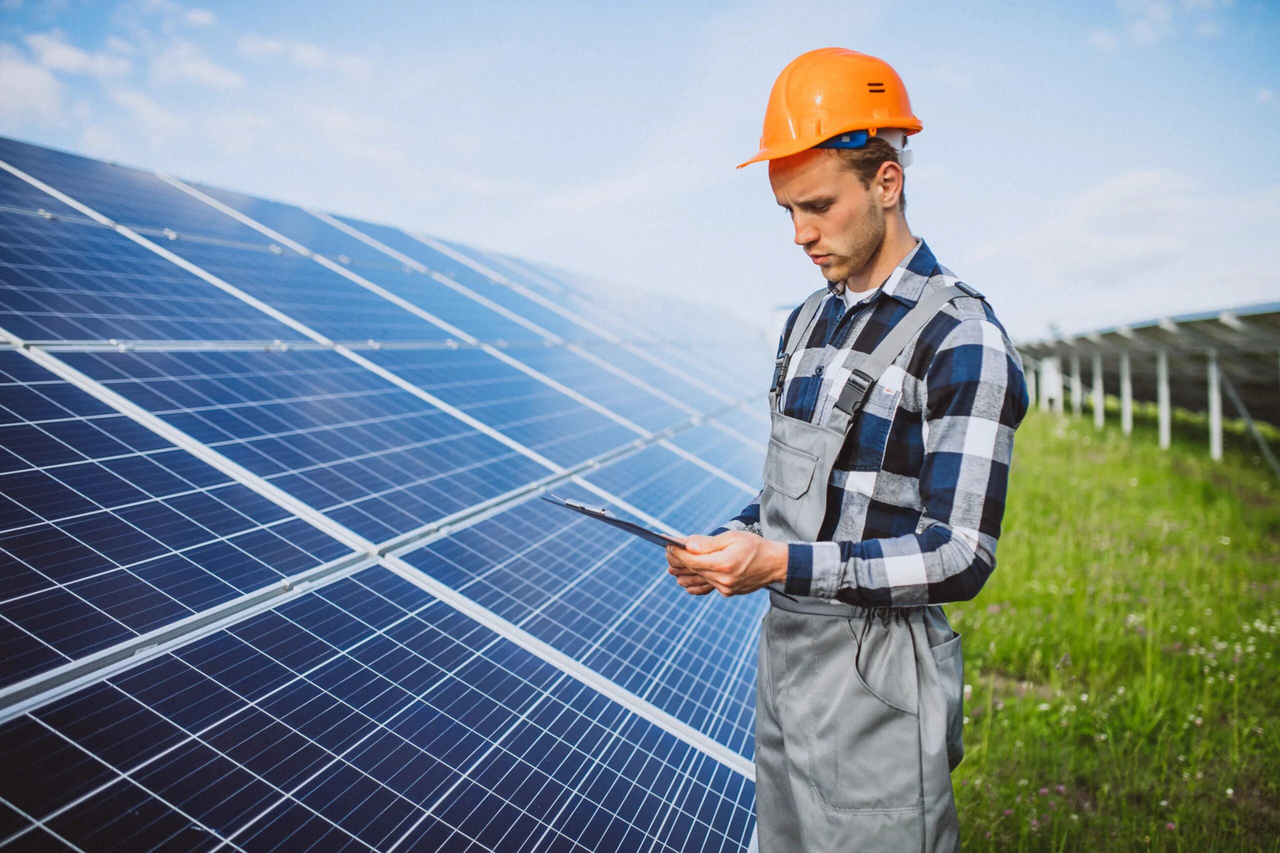 Солнечные панели инженер. Солнечная инженерия. Solar Panel workers. Инженер солнечных батарей. Solarstaff