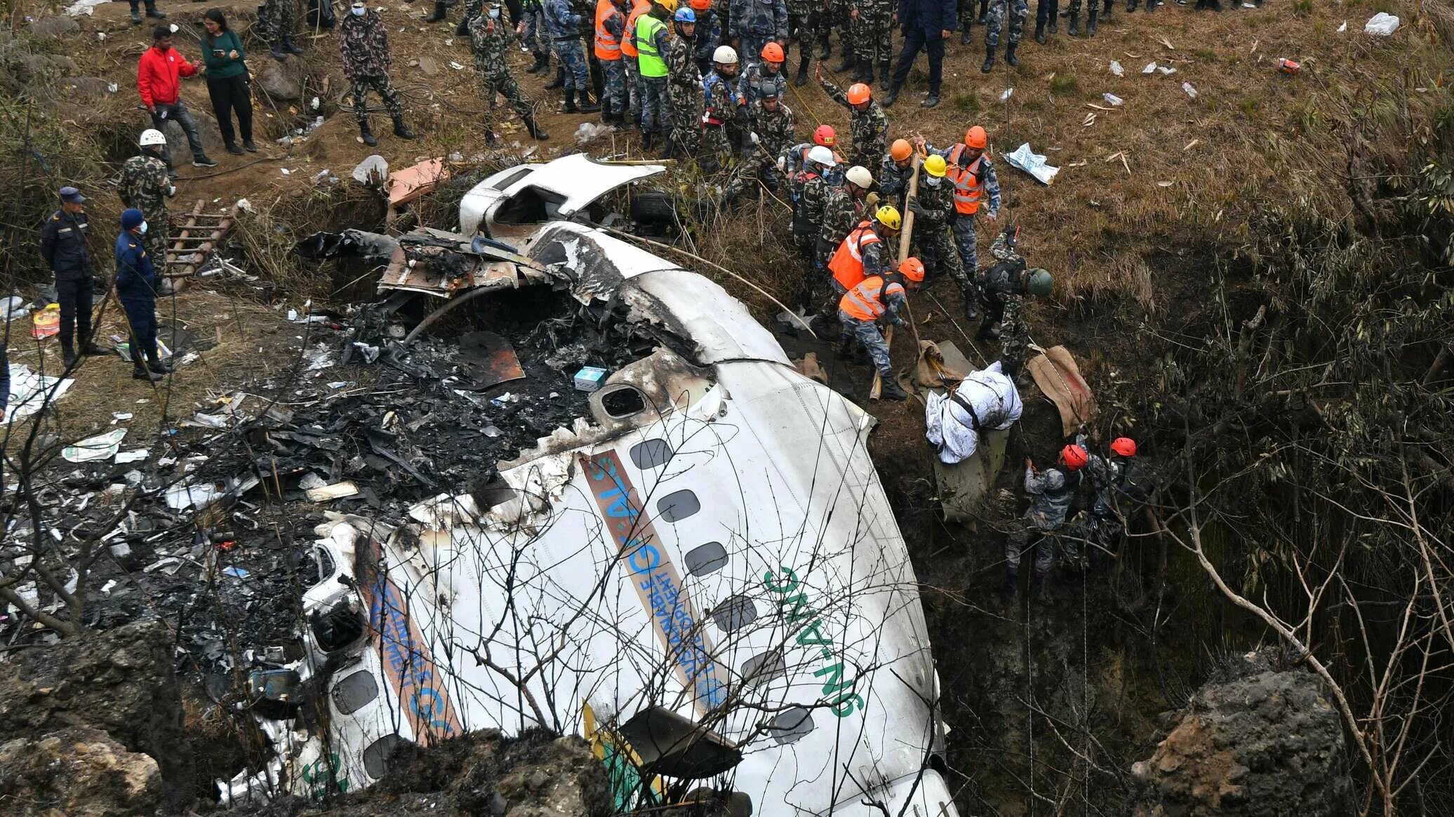 Крушение самолета команда. ATR 72 самолет Непал крушение. В Непале разбился самолет 2023. Катастрофа АТР 72 В Непале.