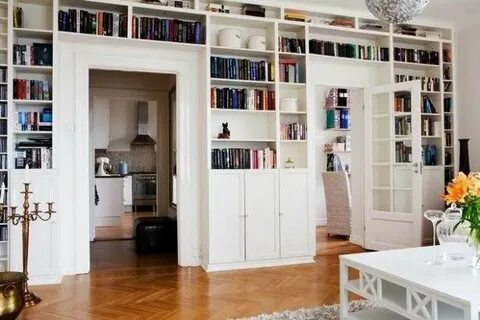 Книги дома в шкафу