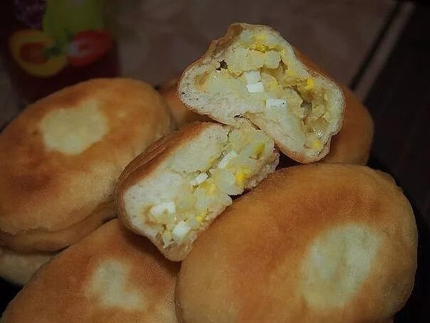 Кисляк пирожки с луком и яйцом. Пирожки с рисом и яйцом. Пирожки с рисом и яйцом жареные. Пирожки с луком и яйцом и рисом