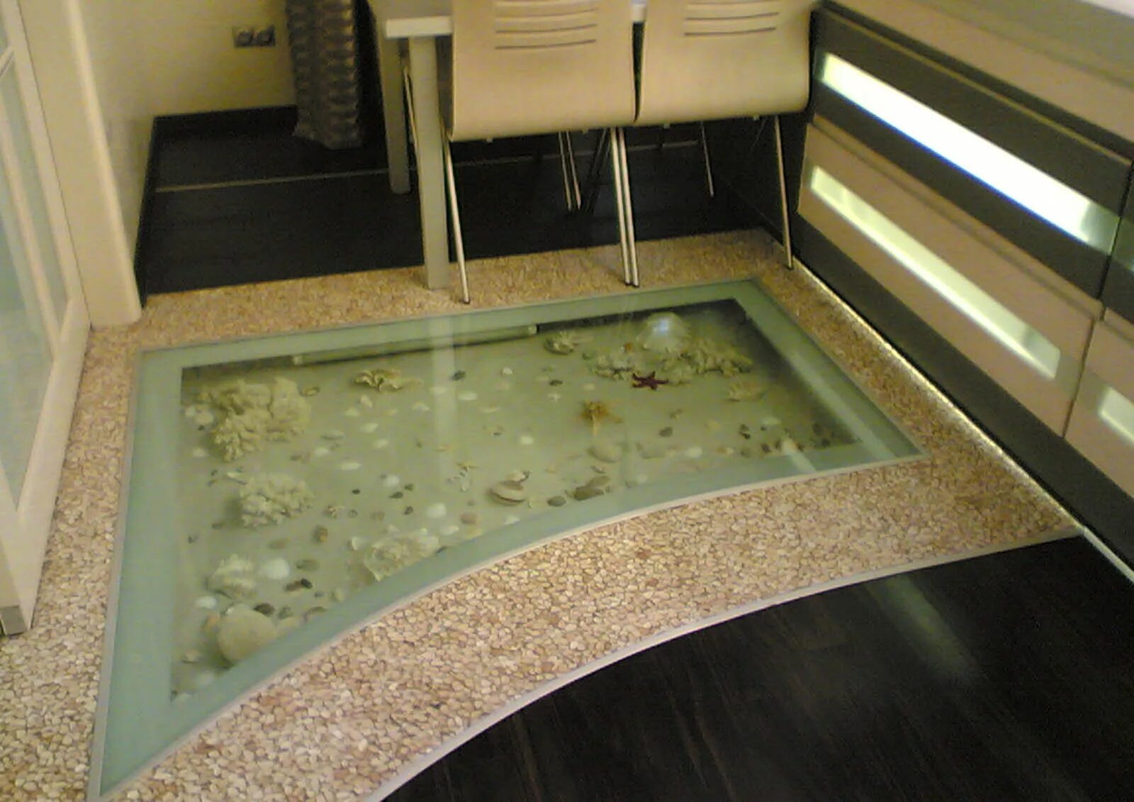 Аквариум в полу. Стеклянный пол аквариум. Аквариум в полу. Стеклянный пол с декором. Стеклянный пол.