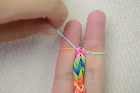Как плести из резинок на пальцах