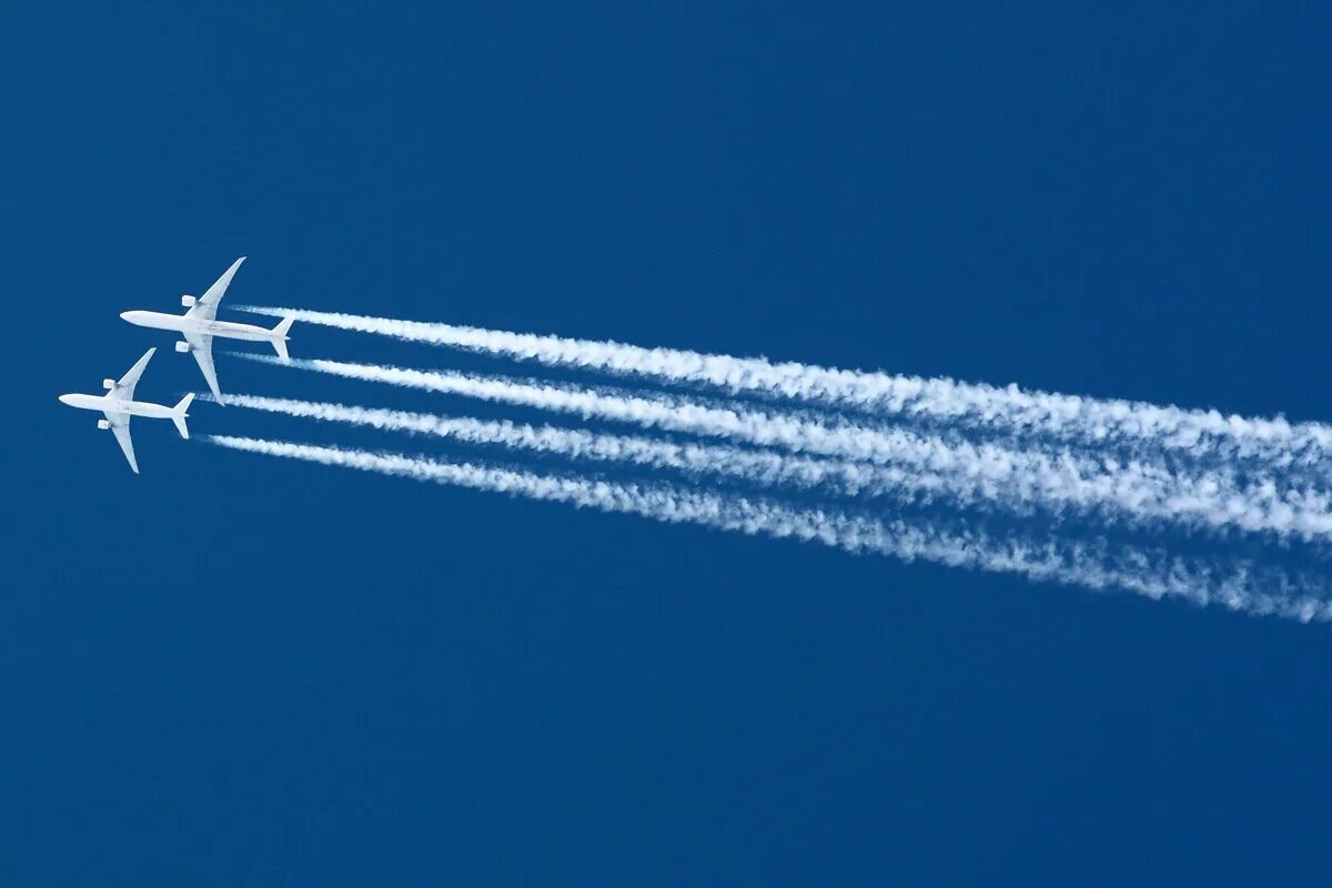Почему самолет оставляет белый след. Ан-124 инверсионный след. инверсионный след ил 96. след от самолета. полоса от самолета.