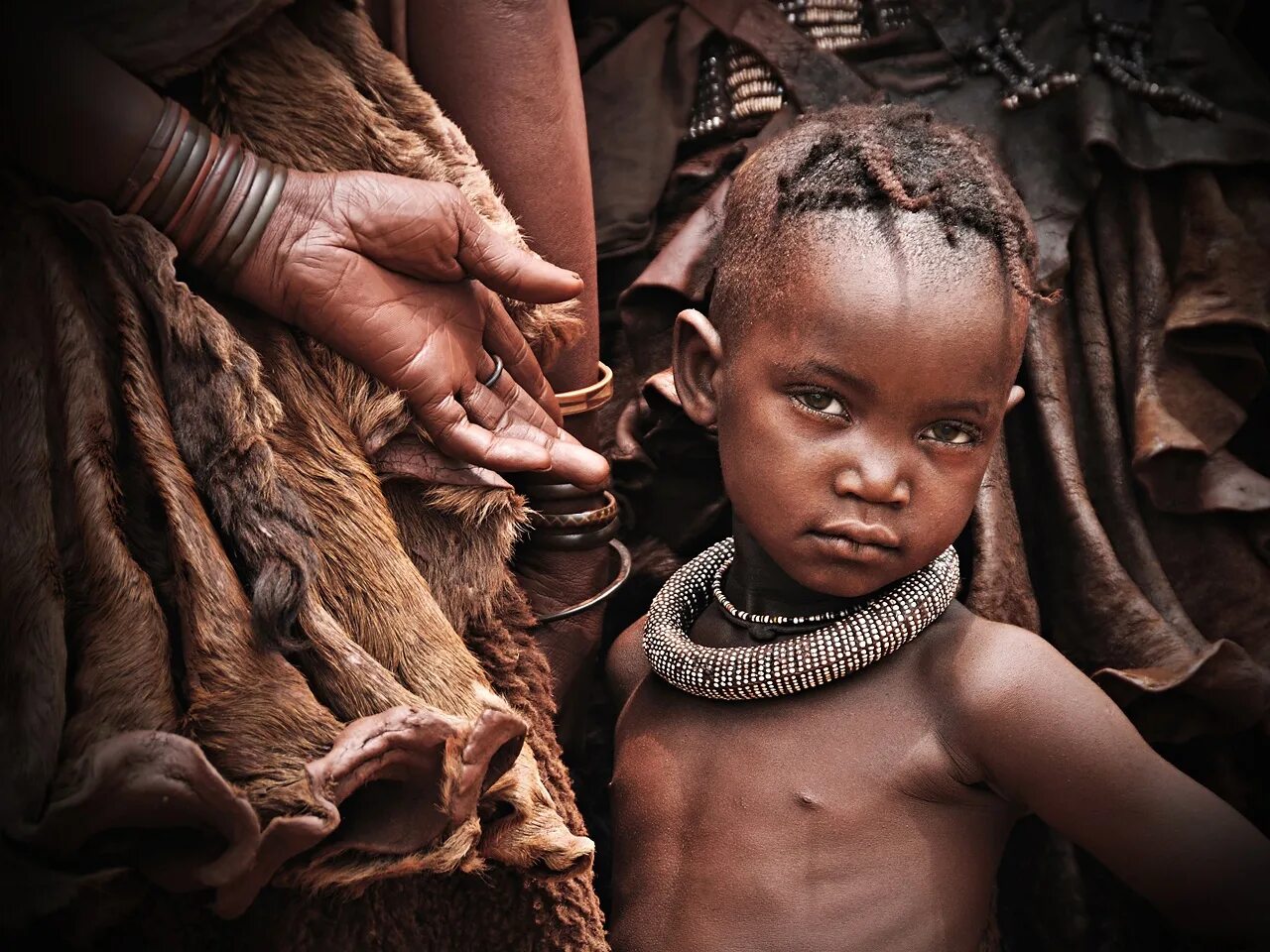 Tribe himba pro. Химба Намибия маленькие. Северная Намибия племя Химба. Дикие племена Африки Химба. Химба - кочевое племя.