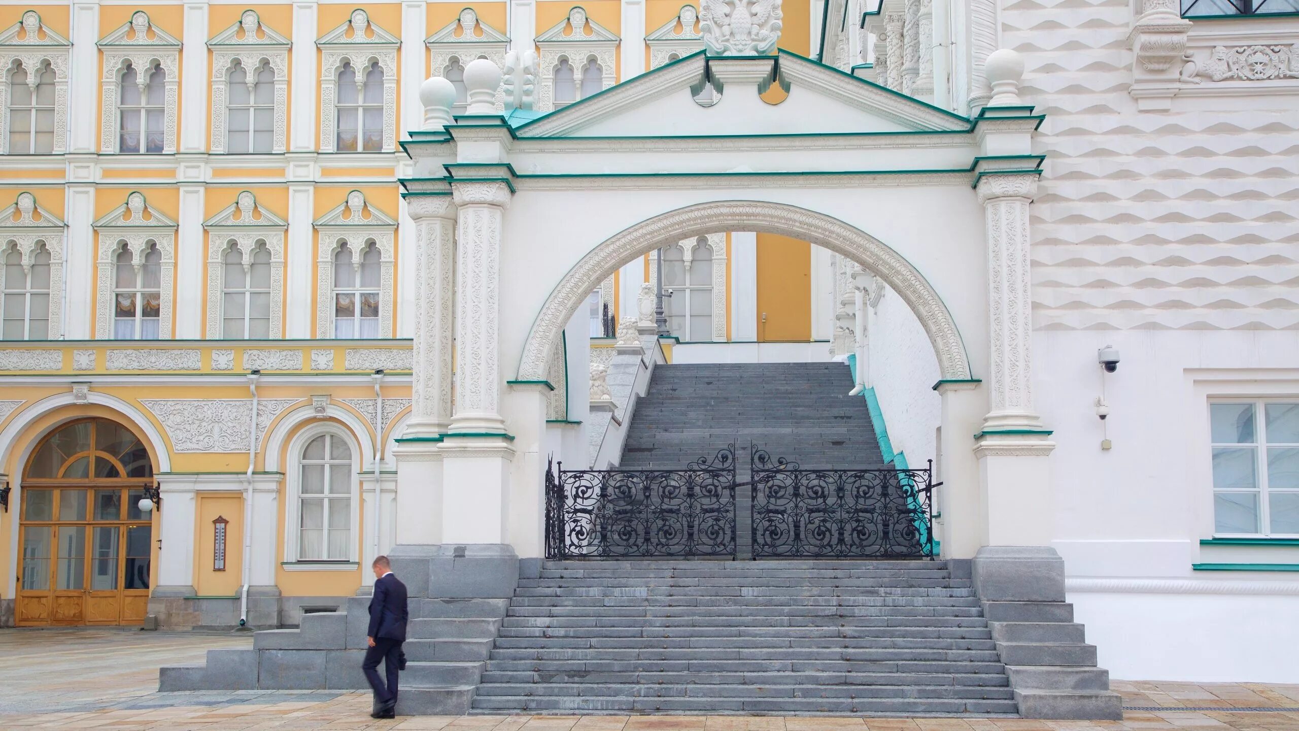 Музеи Московского Кремля. Оружейная палата в Кремле. Оружейная палата Московского Кремля. Оружейная палата Московского Кремля снаружи.