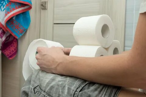 Мальчик туалетная бумага