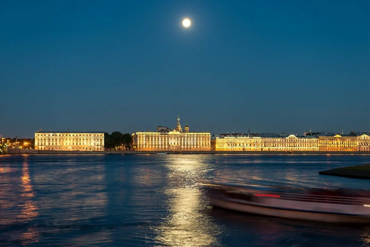 На реке неве на воде. Река Нева в Санкт-Петербурге. Санкт-Петербург город на реке Неве. Нива река в Санкт-Петербурге. Река Нева в Санкт-Петербурге фото.