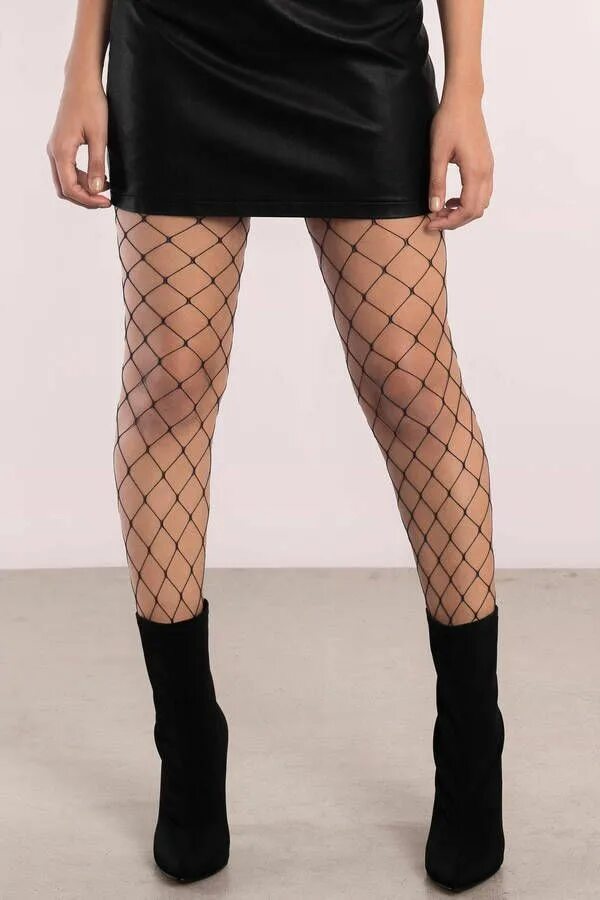 Юбка и колготки в сеточку. Кожаные шорты с колготками в сетку. Колготки и чулки в сеточку. Колготки в сеточку черные. Колготки в сеточку и короткая юбка.