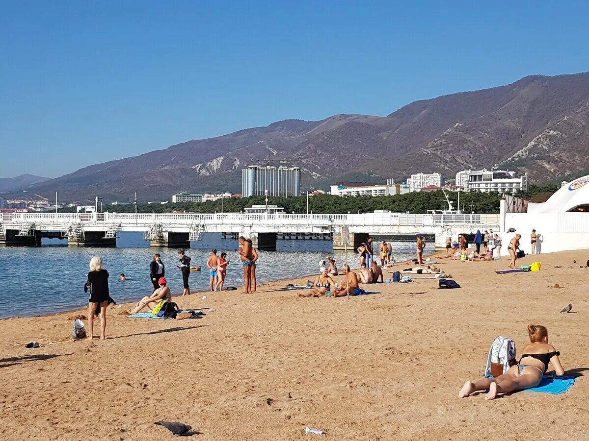 Где жить в геленджике на отдыхе лучше. Центральный городской пляж Геленджика. Центральный пляж Геленджика 2023.