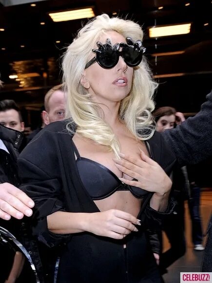 Сиськи Lady Gaga в толпе