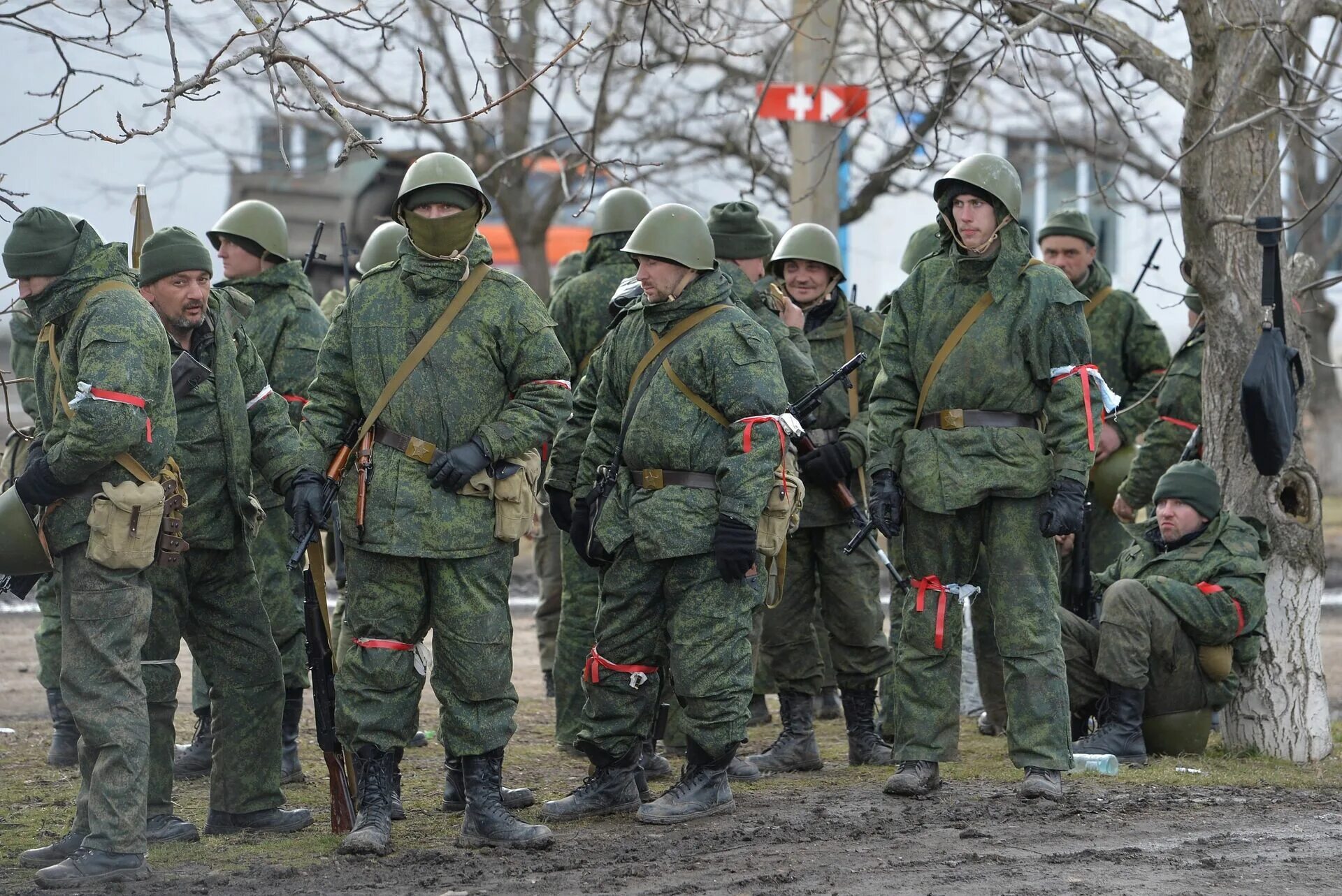 Взяли в окружение. Российские солдаты на Украине. Солдат армии России. Российская Военная форма. Рассийкая аримяия в Украина.