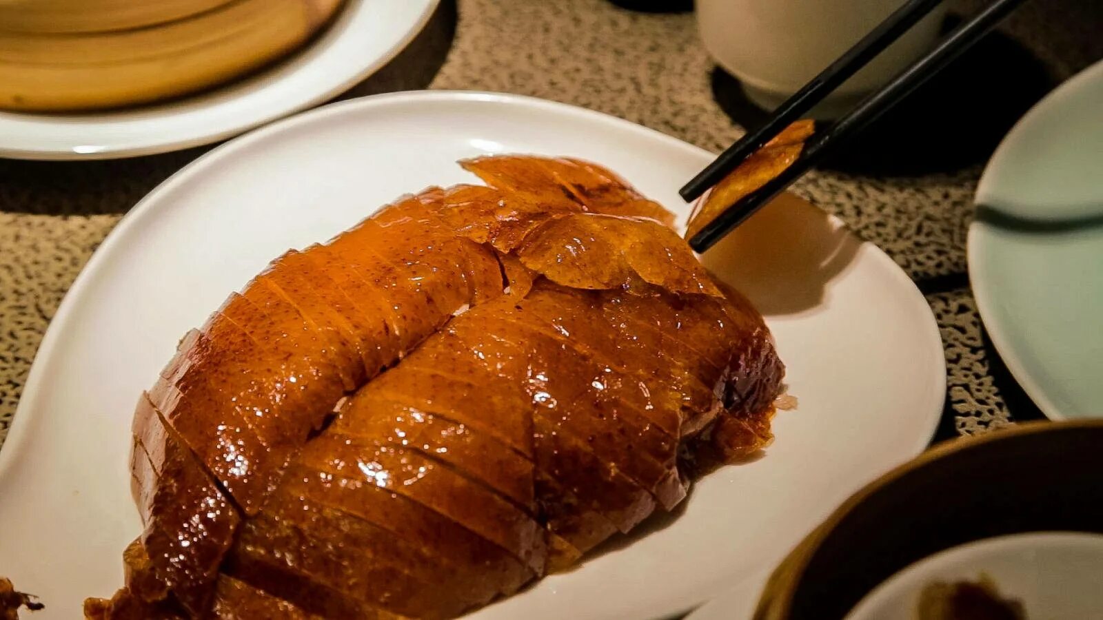 J peking duck. Пекинская утка черная. Пекинская утка в Лондоне. Пекинская утка Даниловский рынок. Пекинская утка у воды.