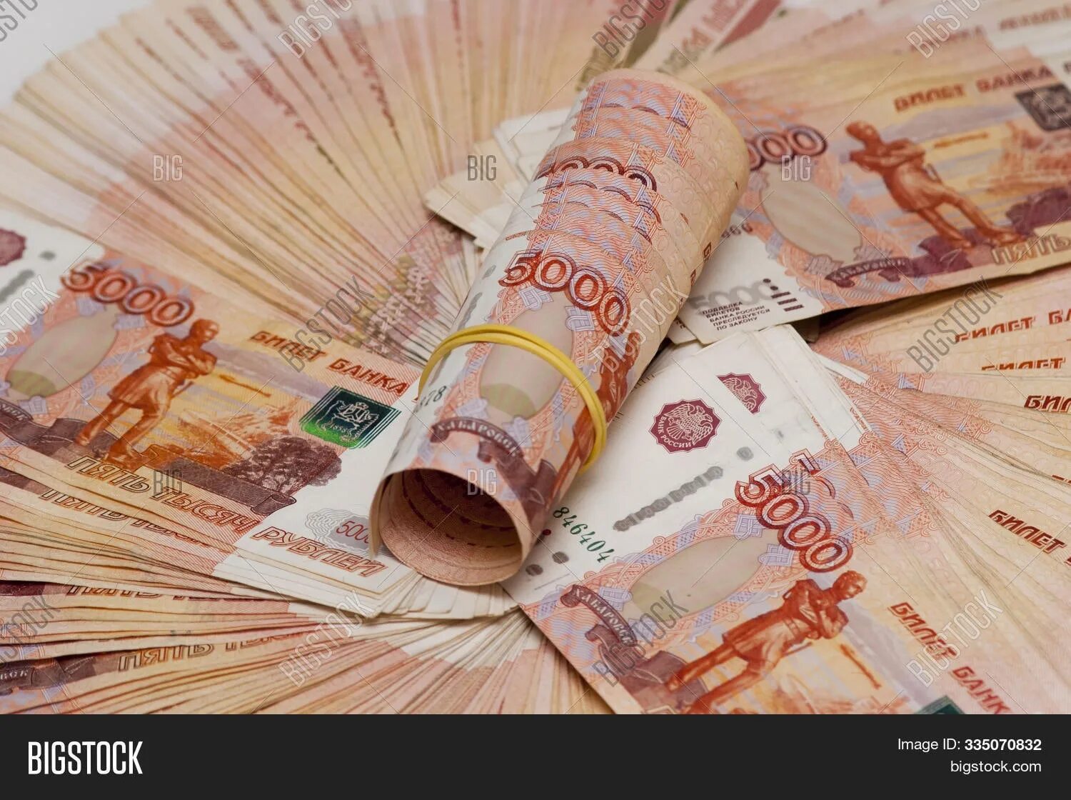 Много рублей. Пачка денег рубли. Российские банкноты 5000 рублей много.