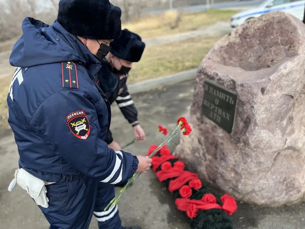 18 ноября 23 года. В память о погибших в авариях. День памяти жертв дорожных аварий. День памяти погибших в автокатастрофах.