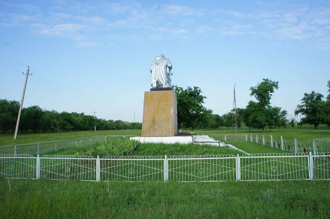 Погода в бага тугтуне. Село красный Партизан Калмыкия. Яшалтинский район достопримечательности. Калмыкия памятники истории и культуры. Памятники Яшалтинского района.