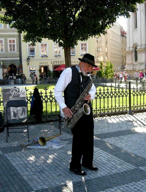 Уличный саксофонист nemiga. Уличный музыкант саксофон. Саксофонист на улице. Итальянский уличный саксофонист.