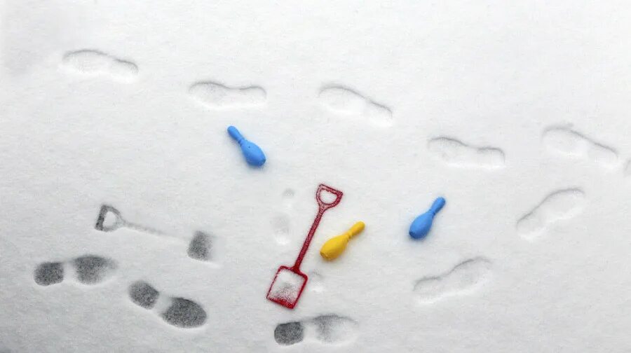 следы обуви на снегу. человеческие следы на снегу. детские следы на снегу. песок на снегу. снег.