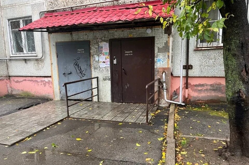 Не открывается дверь подъезда. Дверь в подъезд. Не открывается дверь подъезда. Не открывается дверь подъезда. Дверные ручки от подъезда.