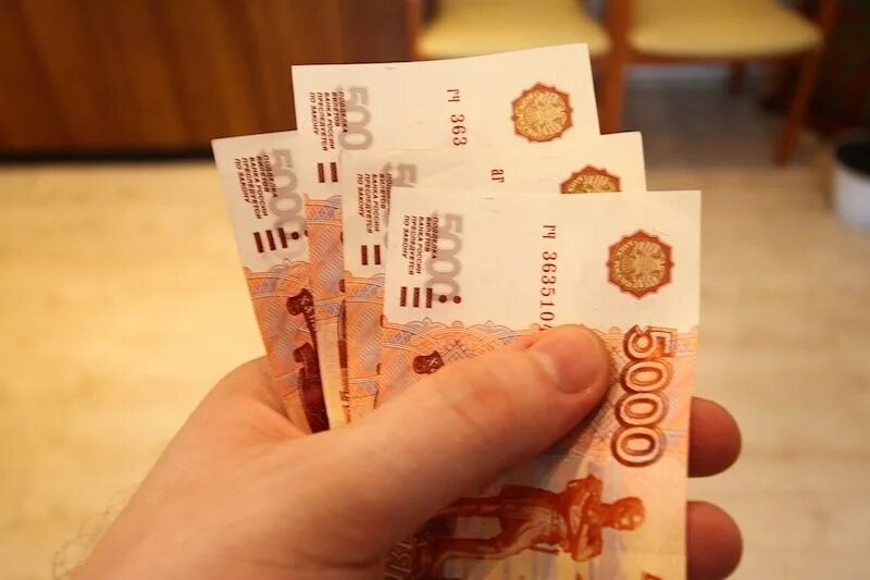 Нужно 20 тысяч. 20 Тысяч рублей в руках. Деньги на столе. 15000 Рублей в руках. 15 Тысяч рублей в руках.