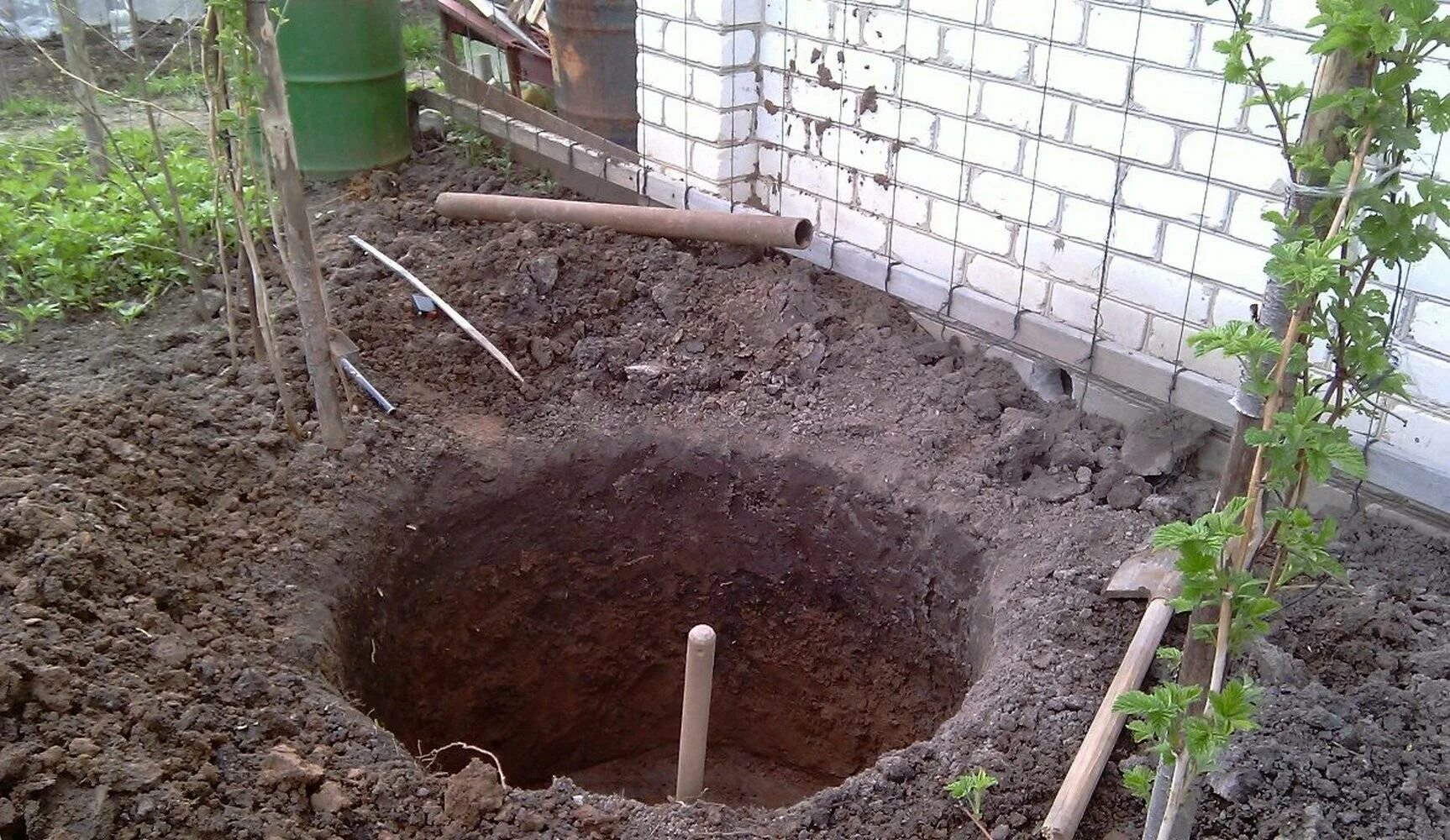 Выгребная яма для бани. Дренаж для выгребной ямы. Яма под баней для слива. Яма для туалета на даче из кирпича. Яма из покрышек для слива.