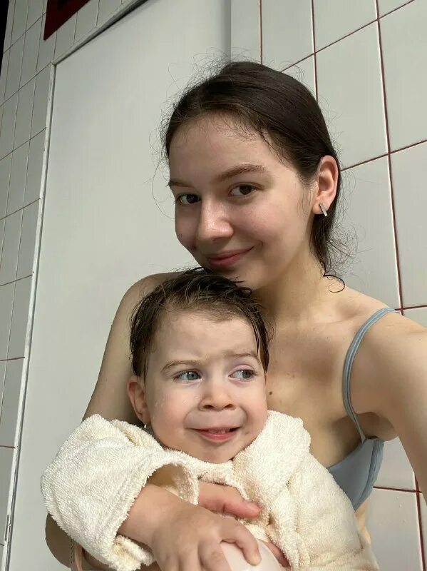 вау мамы. вау вау мама. мама гладит волосы взрослой дочке. мать гладит по волосам дочь. Housewife слово.