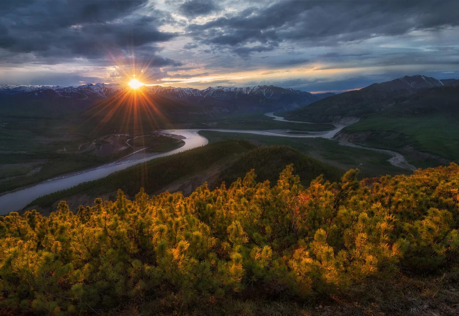 Фото республики саха якутия. Республика Саха Якутия природа. Саха Якутия Индигирка. Река Индигирка. Республика Саха Якутия пейзажи.