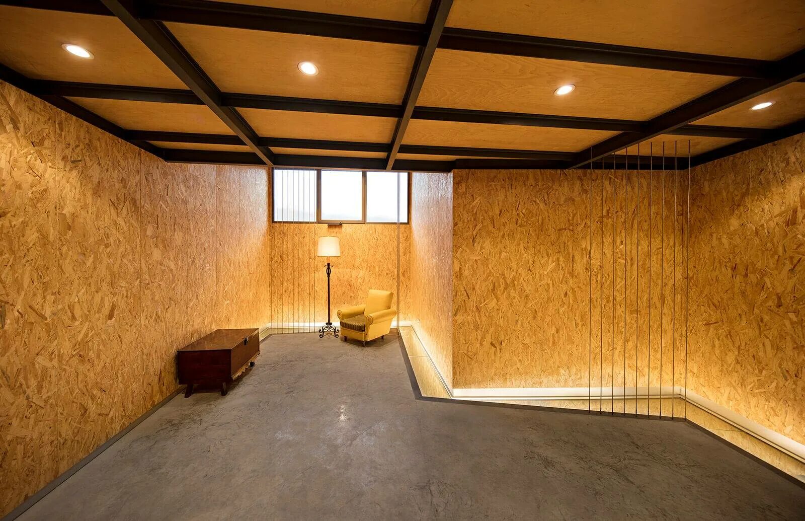 Осб в помещении. Отделка осп осб. плиты osb-3 (oriented strand board). потолок из осп плиты. osb плита в интерьере.