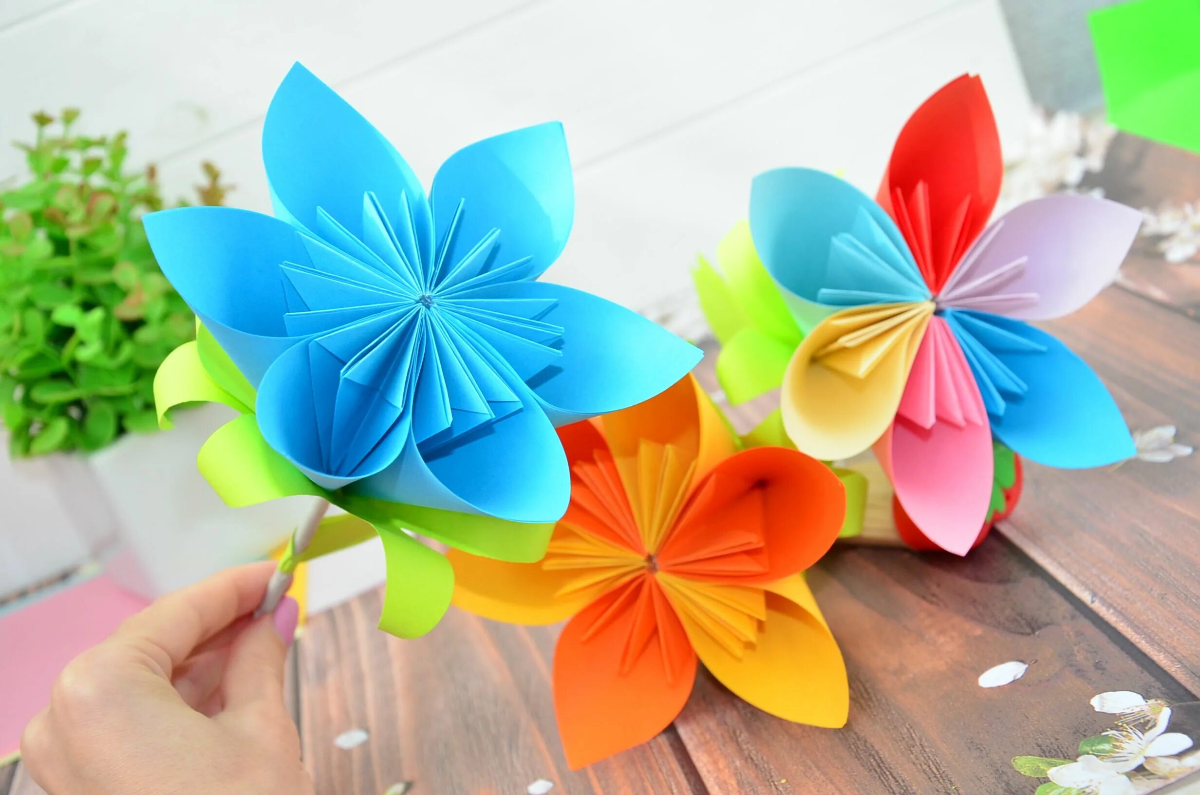 Поделка цветы. Венки из цветной бумаги. Цветы из цветной бумаги. Как сделать 8 из цветной бумаги. Объемная аппликация тюльпаны.