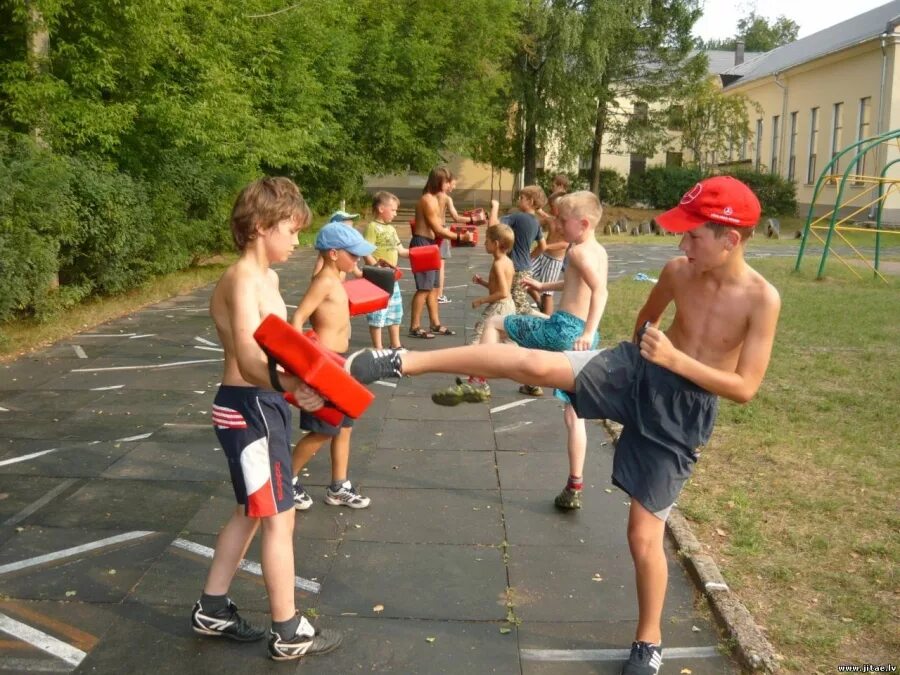 Мужчина дол. Летний спортивный лагерь мальчики. Детский спортивный лагерь. Спорт в лагере.