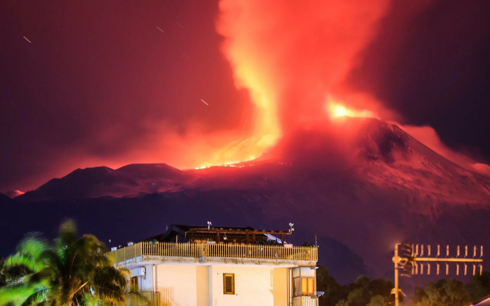 Где находится действующий вулкан этна. Вулкан Этна в Италии. Этна Сицилия. Этна Сицилия извержение. Сицилия вулкан Этна.
