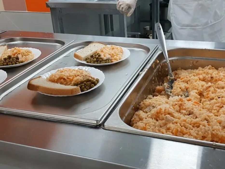 Столовая каменск. Оборудование для школьной столовой. мясорубка в школьной столовой. овощерезка в столовую школы. столовая в шахтах.