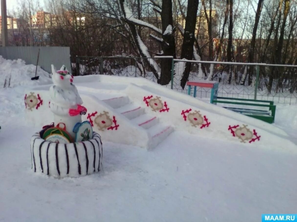 Зимние участки тема. Снежные постройки на участке детского сада Простоквашино. Украшение участка в детском саду Матроскин. Украшение зимняя забава. Оформление зимнего участка в детском саду Простоквашино.
