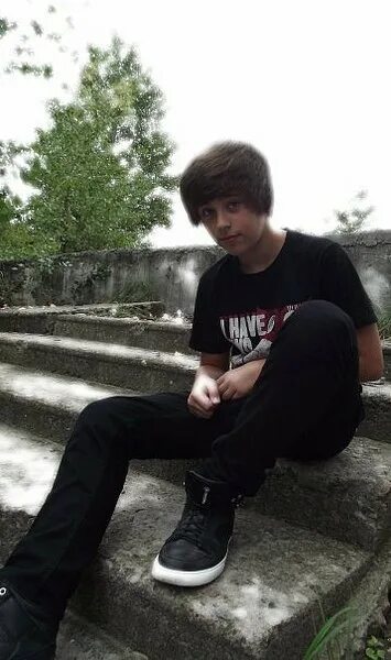 Илья андреев тымовское 24. Косплей аниме парней. Иззи хилтон. Девочка косит под парня. Парни с макияжем.