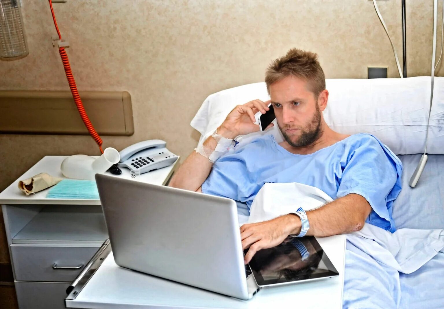 Человек больной работой. Пациент за компьютером. Пациент с ноутбуком. Больной компьютер. Больной с ноутбуком в кровати.