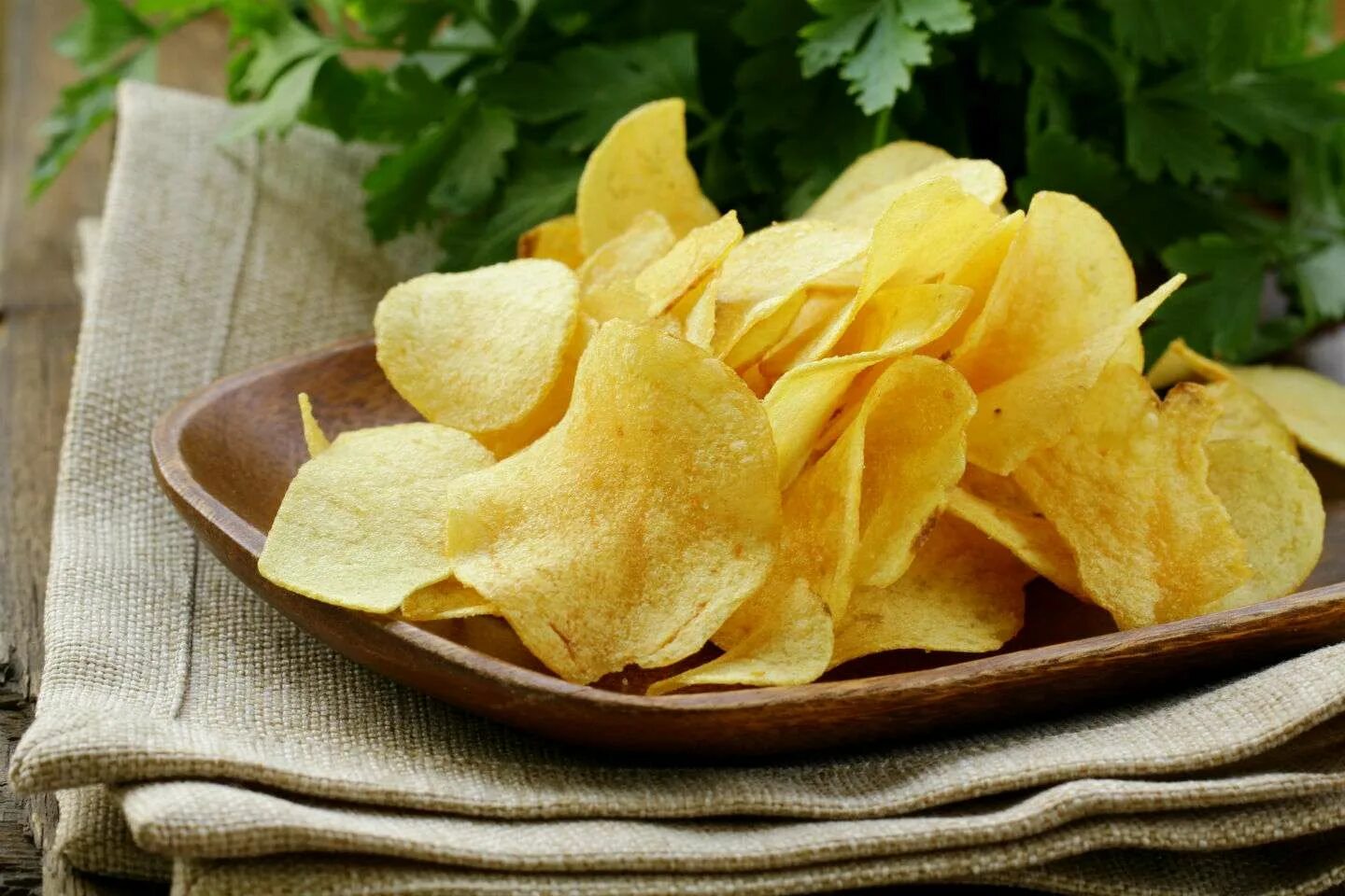 Натуральные чипсы из картофеля. Чипсы potato chips. чипсы картофельные 500 гр. чипсы картофельные хрустящая картошка 500г. формованные чипсы.