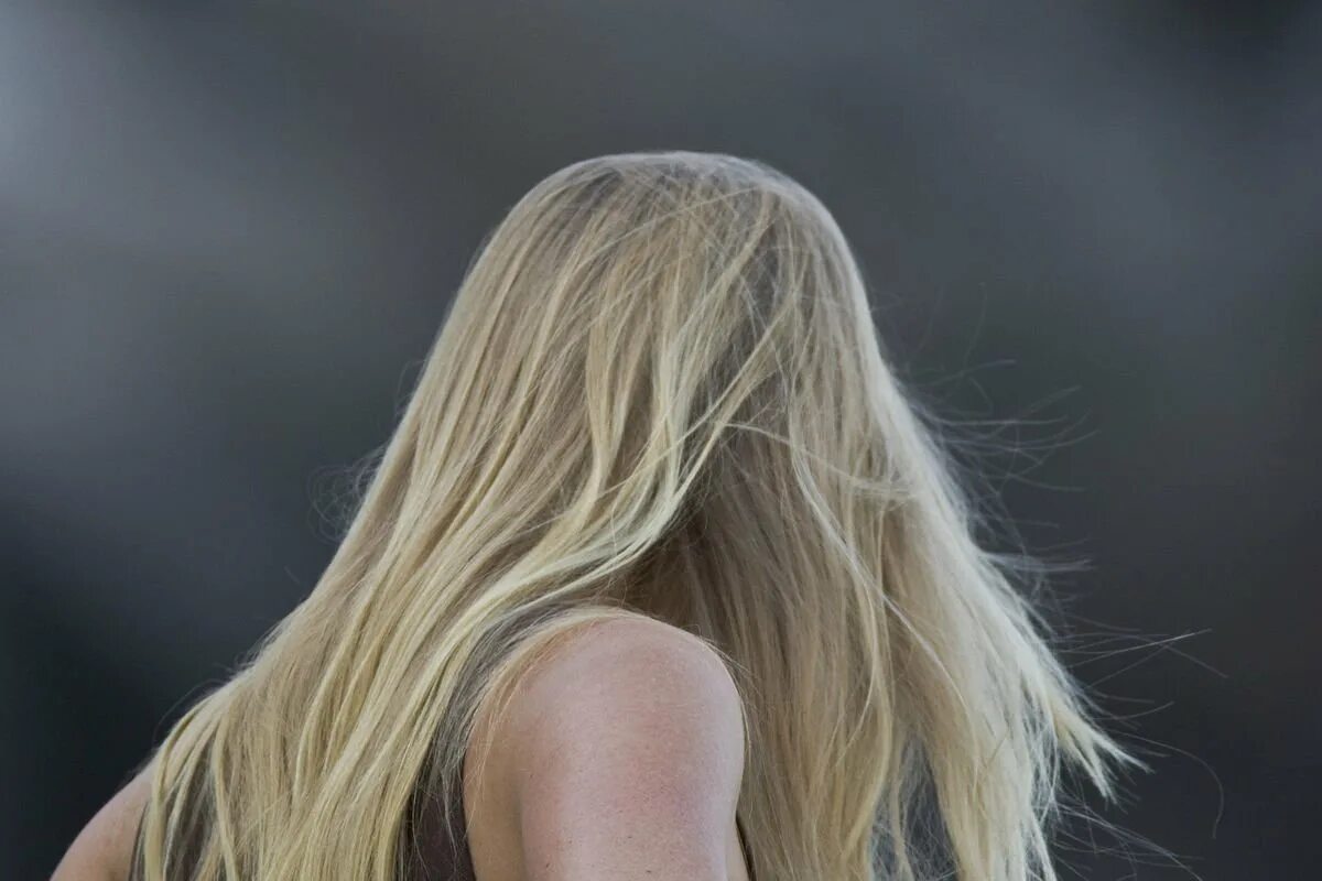 Девушка спиной светлые волосы. Блондинка волосы. Блондинка с длинными волосами. Длинные блондинистые волосы.