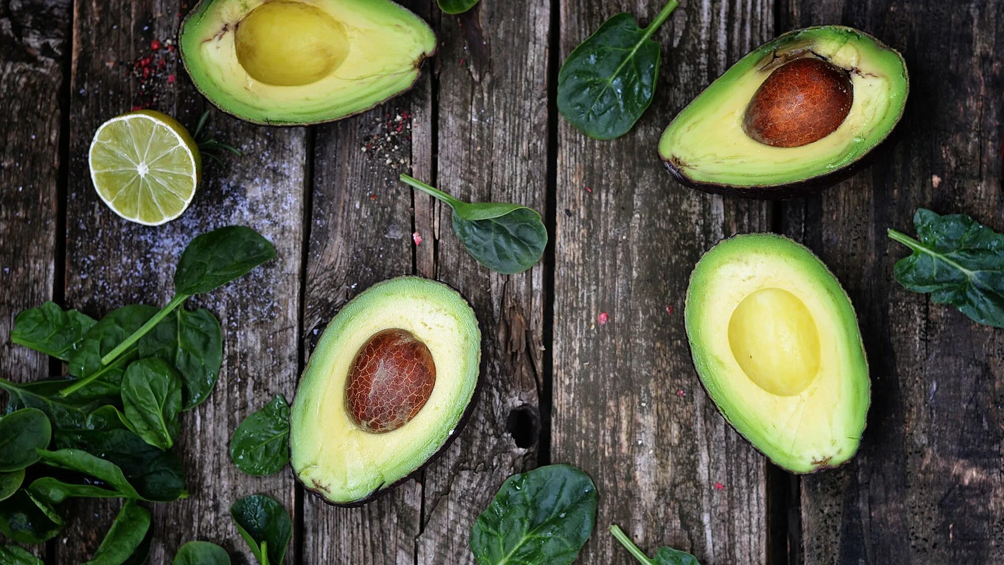 красивый фон с авокадо. авокадо фон. авокадо квай. авокадо чилийский. фиолетовый авокадо.