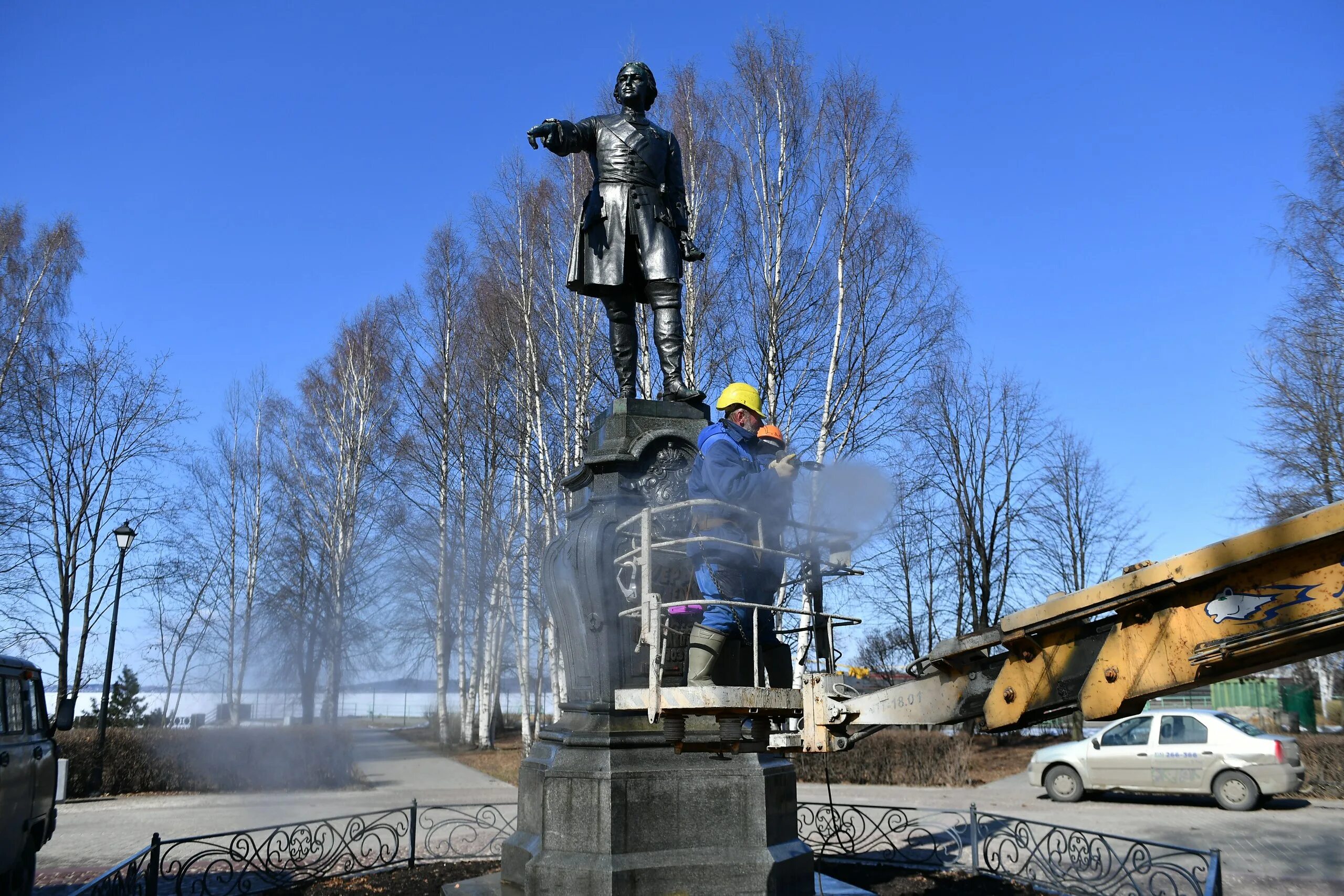 Почему стоит памятник петру 1 в петрозаводске. Памятник Петру i (Петрозаводск). Памятник Петру 1 в Оренбурге. Памятники архитектуры Петрозаводска.