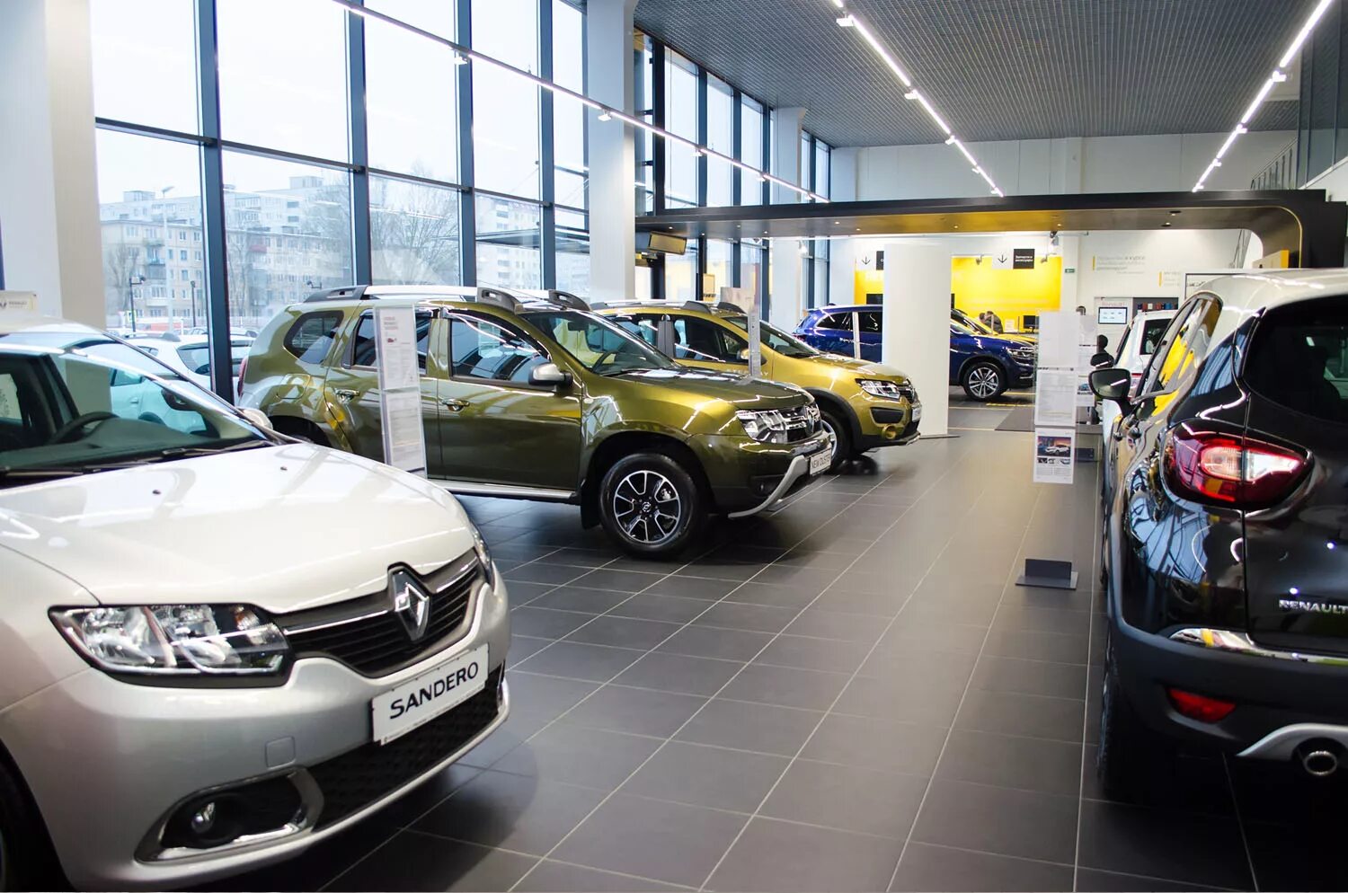 Renault продали. Автосалон Рено. Машины Рено в автосалоне. Дилер Рено. Автосалон Рено внутри.