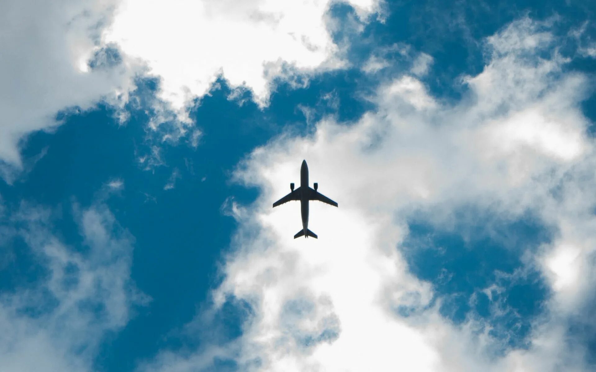 Самолет в небе. Обои самолет. Самолет на фоне неба. Самолет в облаках.