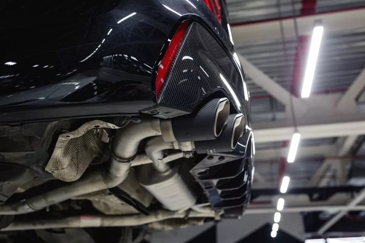 Выхлоп м5 ф90 звук. Bmw m5 f90 выхлоп. выхлопная система bmw m5 f90. выхлоп акрапович на бмв м5. выхлоп м5 f90.