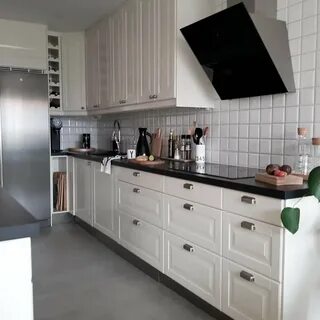 Кухня с черными ручками