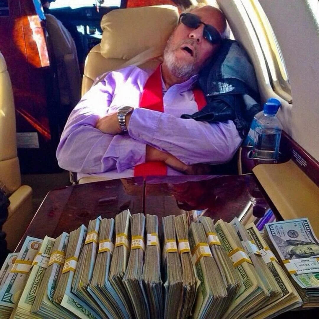 Самое богатое сообщество. Богатый миллионер. Миллиардер с деньгами. Богатый человек с деньгами. Миллионер с деньгами.