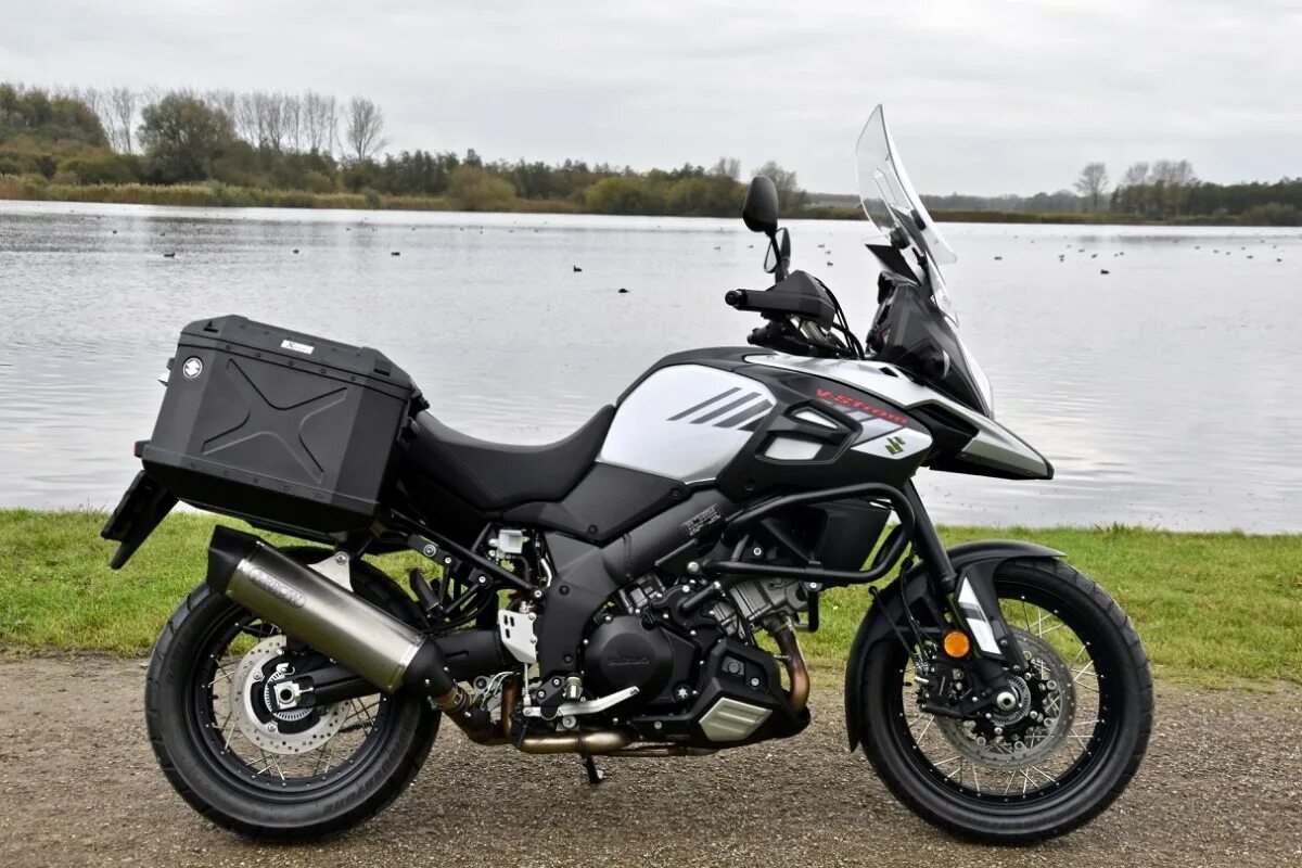 V strom купить. Suzuki dl650 v-Strom. Suzuki v-Strom 1000. Suzuki 650 турэндуро. Suzuki v-Strom 650 2022.