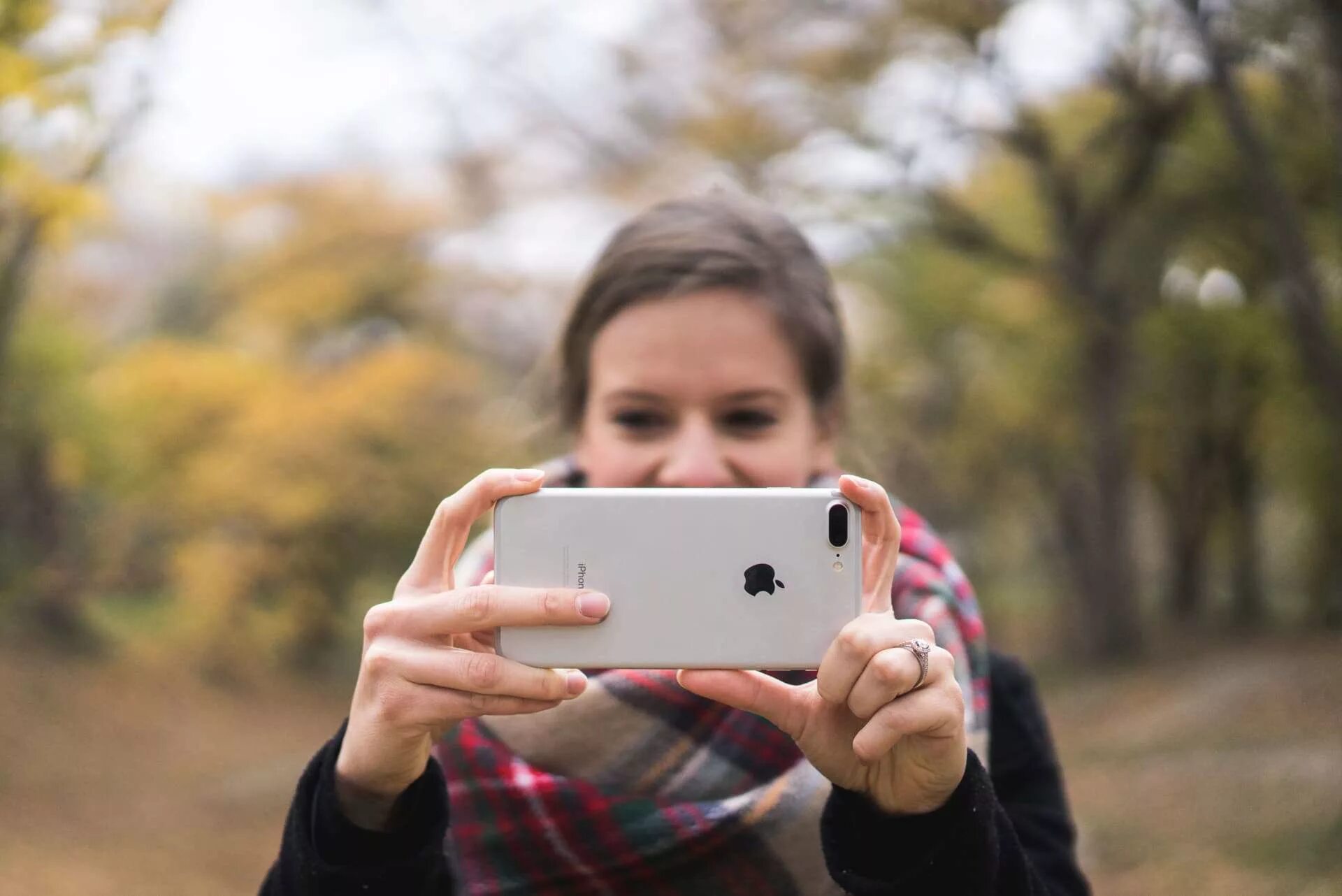 Смартфон фоткает. Фотографирует на телефон. Человек фотографирует на айфон. Как заработать сидя в телефоне