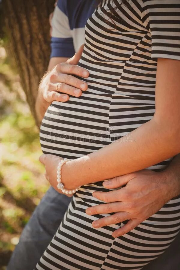Обнять беременную. Обнимает беременную. Мужчина обнимает беременную. Обнимает беременную без лица. Обнимает животик беременной.