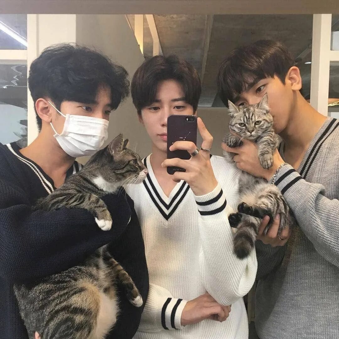 Корейцы друзья ульзанг. 3 совмы. Корейские подружки. Два парня и две девушки корейцы. Ulzzang группа.